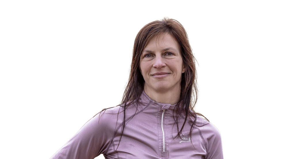 Ein lachendes Frauen-Porträt von Manuela Reichenthaler-Buckel mit offenen Haaren und hochgeschlossenem rosa Oberteil